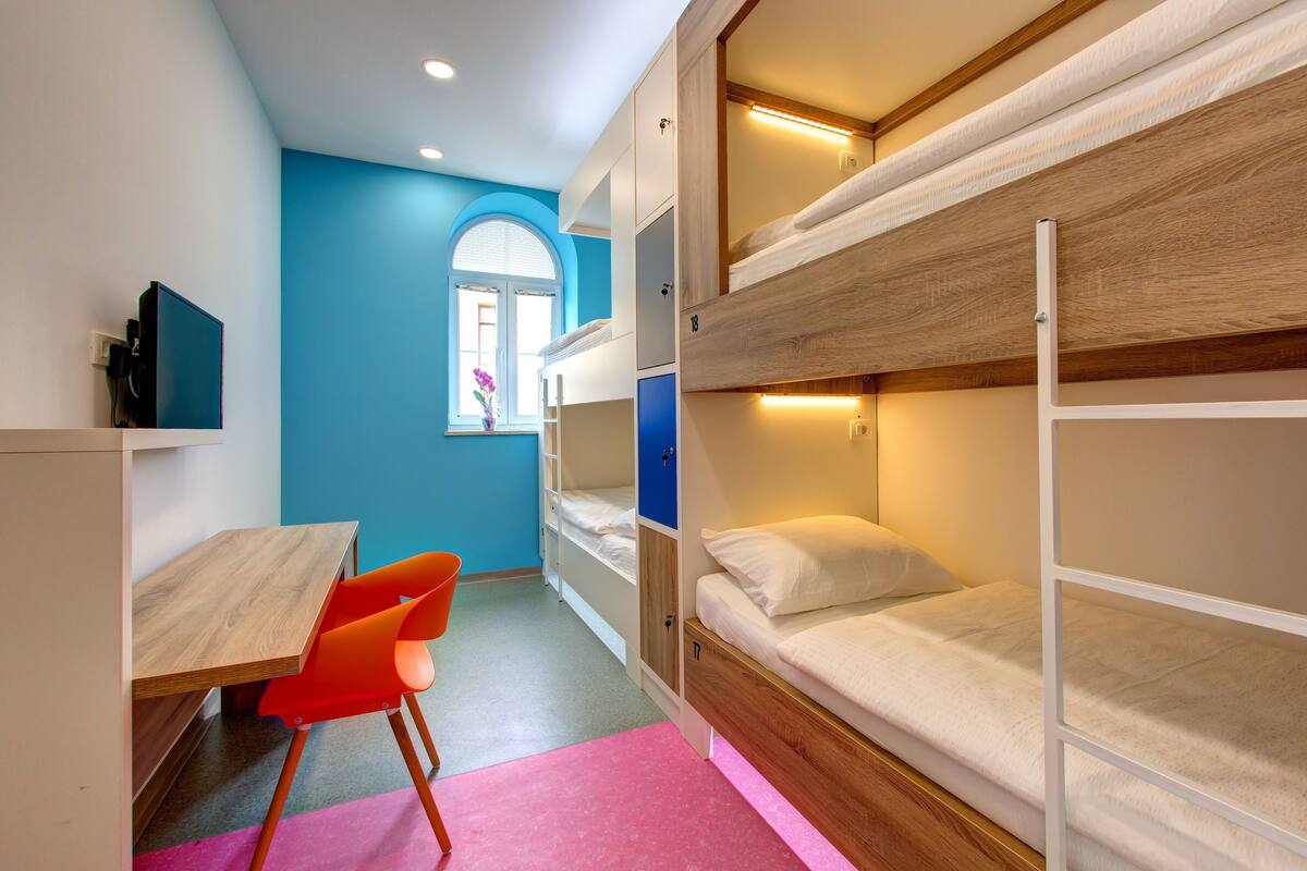 Quarto quádruplo conforto, em dormitório misto, vista para o pátio | Escrivaninha, quartos à prova de som, Wi-Fi de cortesia