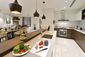 Frigorífico, microondas, horno y placa de cocina