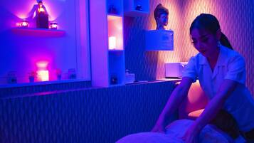 Una bañera de hidromasaje, baño turco, tratamientos corporales