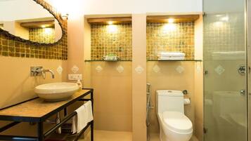 Standard Room | Bathroom | Shower, free toiletries