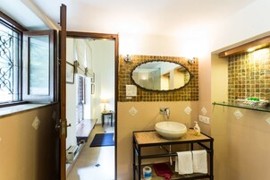 Quarto standard | Banheiro | Chuveiro, produtos de toalete grátis