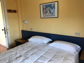 Habitación estándar con 1 cama matrimonial o 2 individuales | Minibar, tabla de planchar con plancha, cunas gratuitas y wifi gratis 