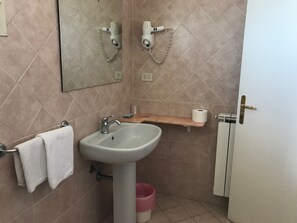Standard Double or Twin Room | Bathroom