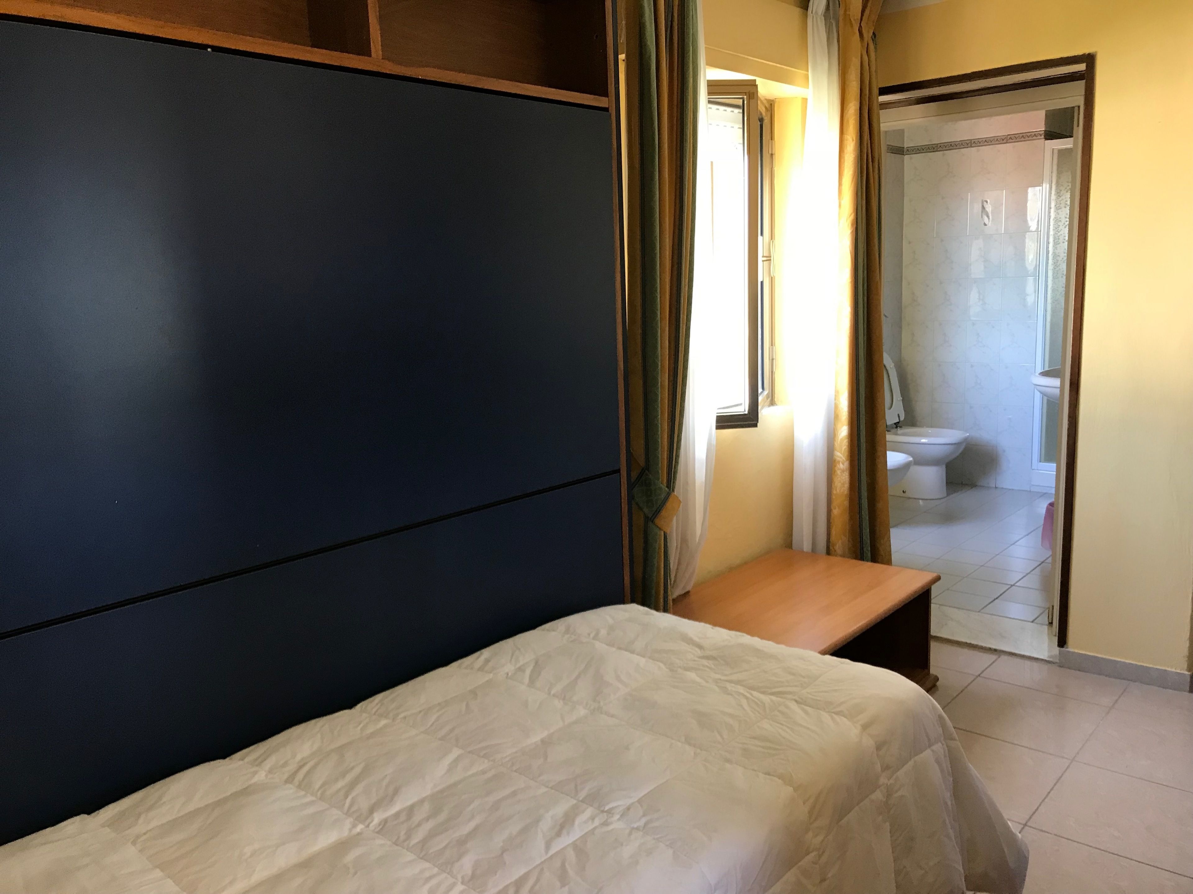 Habitación individual | Minibar, tabla de planchar con plancha, cunas gratuitas y wifi gratis 