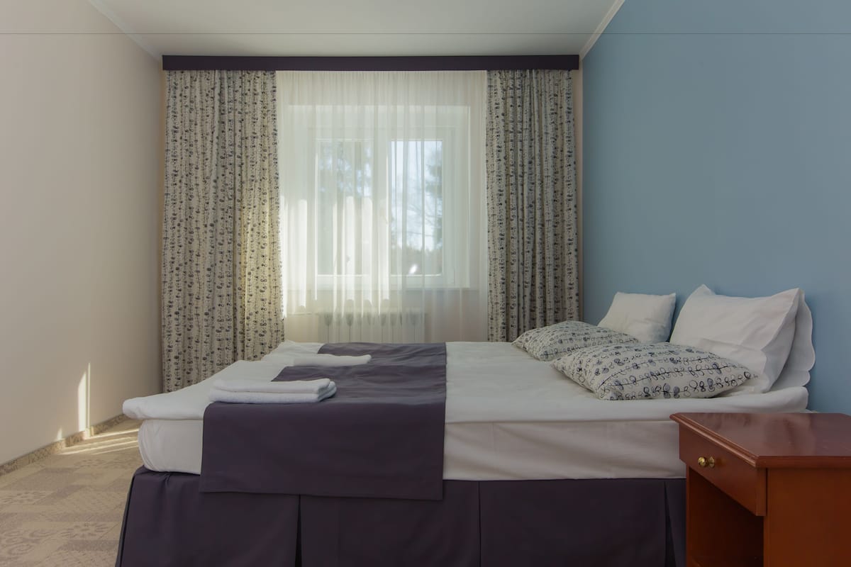 Premium bedding, in-room safe, cribs/infant beds, free WiFi