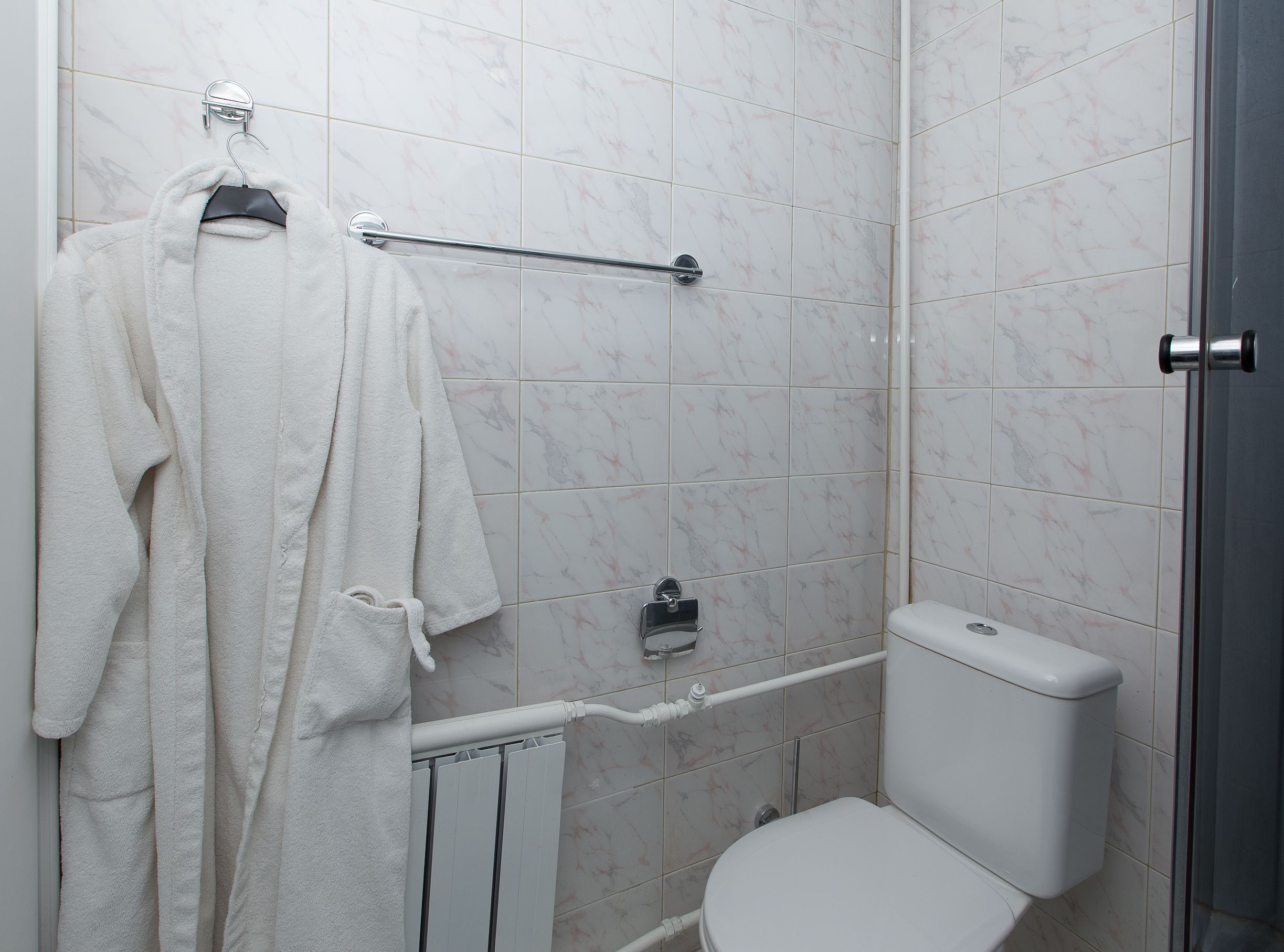 Seprai premium, brankas, dan tempat tidur bayi (biaya tambahan)