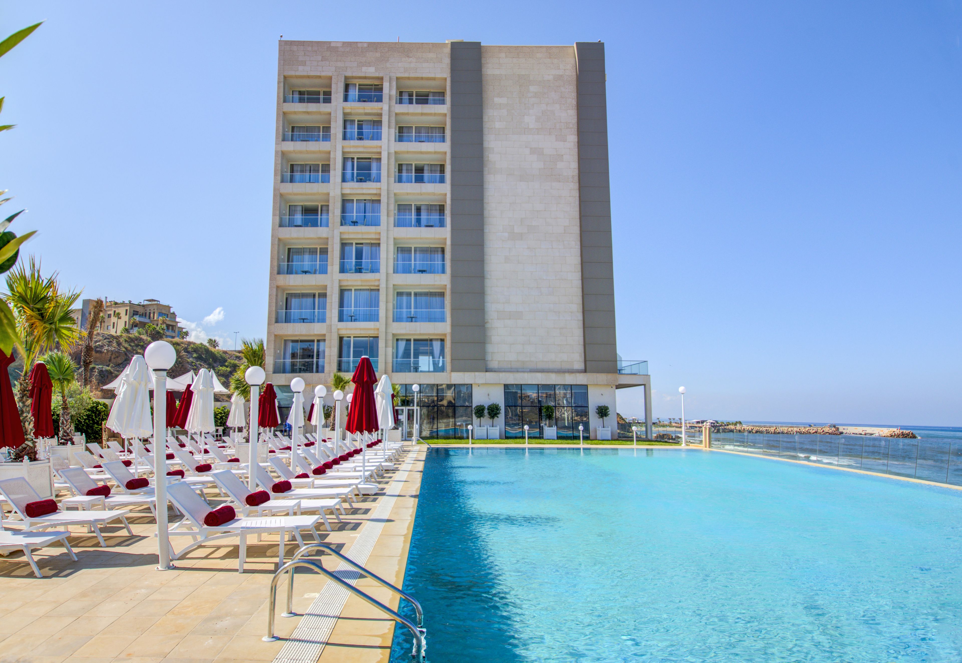 Innenpool, Außenpool (je nach Saison geöffnet)