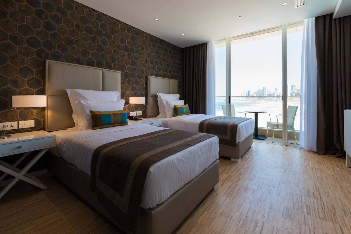 Twin Premium Bay Room | Minibar, in-room safe, desk, blackout drapes