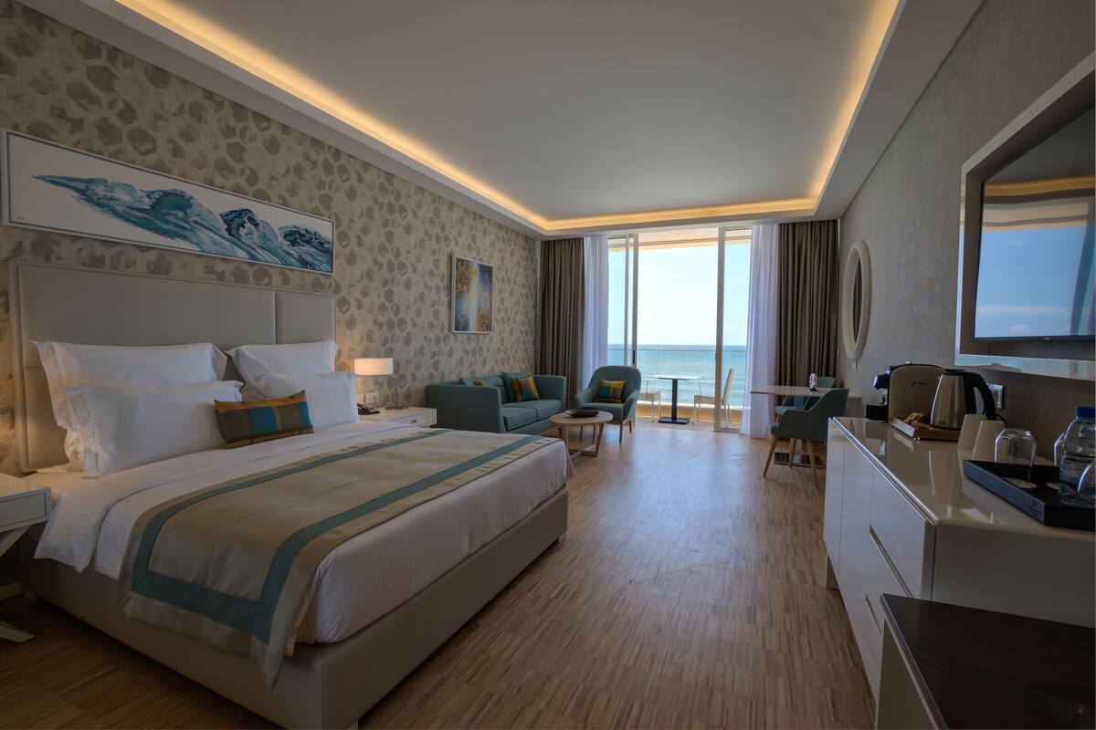 Junior Bay Suite | Minibar, in-room safe, desk, blackout drapes