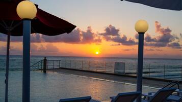 Innenpool, Außenpool (je nach Saison geöffnet)