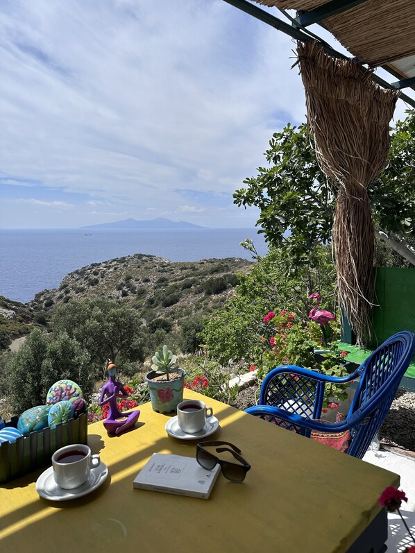 A table with a cup of coffee, a book, and a pair of glasses. - Goknar Knidos Nature Hotel and Farm (Datça)