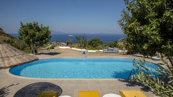 Piscina stagionale all'aperto, ombrelloni da piscina, lettini