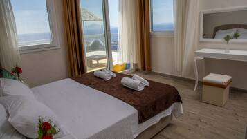 Biancheria da letto di alta qualità, una scrivania, lenzuola