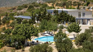 A residential property with a swimming pool, surrounded by trees and a mountainous backdrop. - Goknar Knidos Nature Hotel and Farm (Datça)