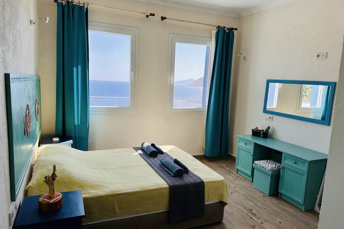 comfort double room, 1 queen bed, sea view | 1 bedroom, premium bedding, desk, bed sheets