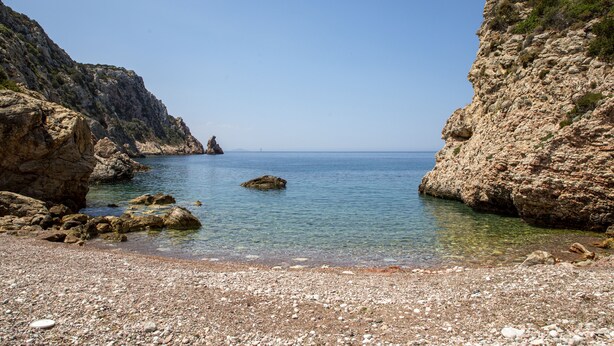 A rocky coastal landscape with clear water and a pebbly beach. - Goknar Knidos Nature Hotel and Farm (Datça)
