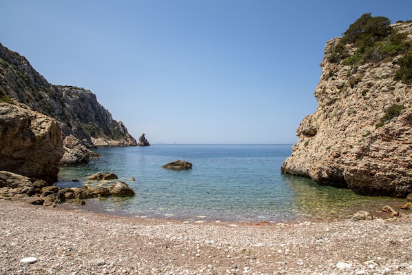 Plage privée à proximité, chaises longues, parasols, serviettes de plage