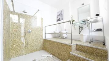 Familienzimmer (Room 4) | Badezimmer | Dusche, kostenlose Toilettenartikel, Haartrockner, Bidet