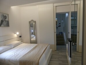 Family Room (Room 4) | Blackout curtains, iron/ironing board, free WiFi, bed sheets