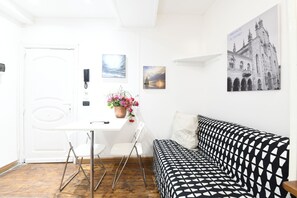 Studio, Mezzanine (Duplex) | Living room | Flat-screen TV