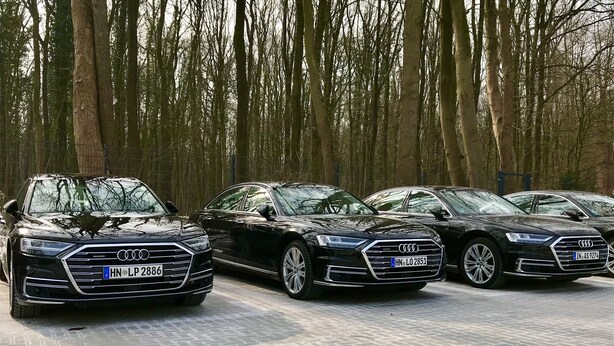 Three black Audi cars parked on a paved surface with a forest in the background. - Hotel Cap Polonio Pinneberg (Pinneberg)