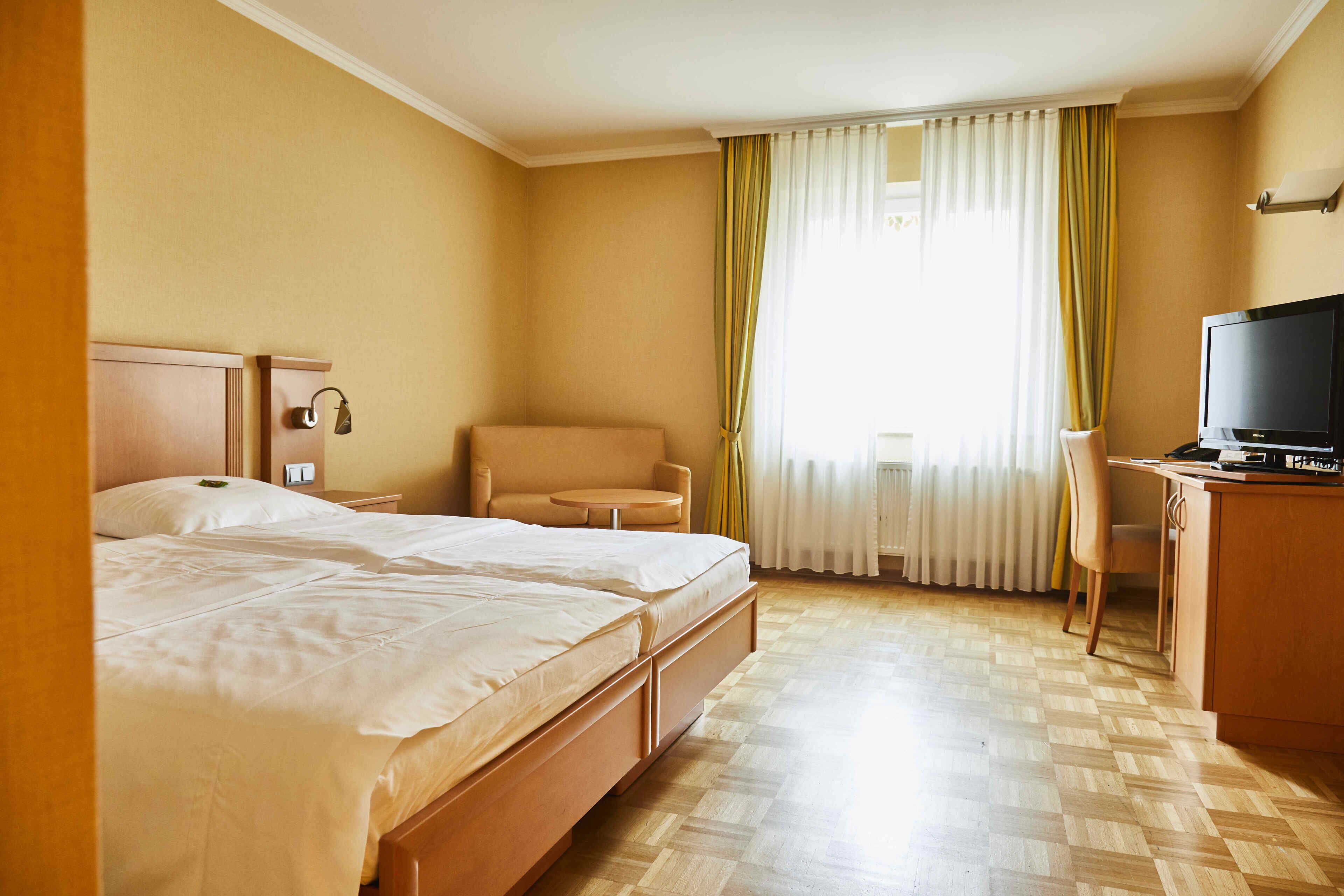 classic double room | hypo-allergenic bedding, in-room safe, desk, laptop workspace