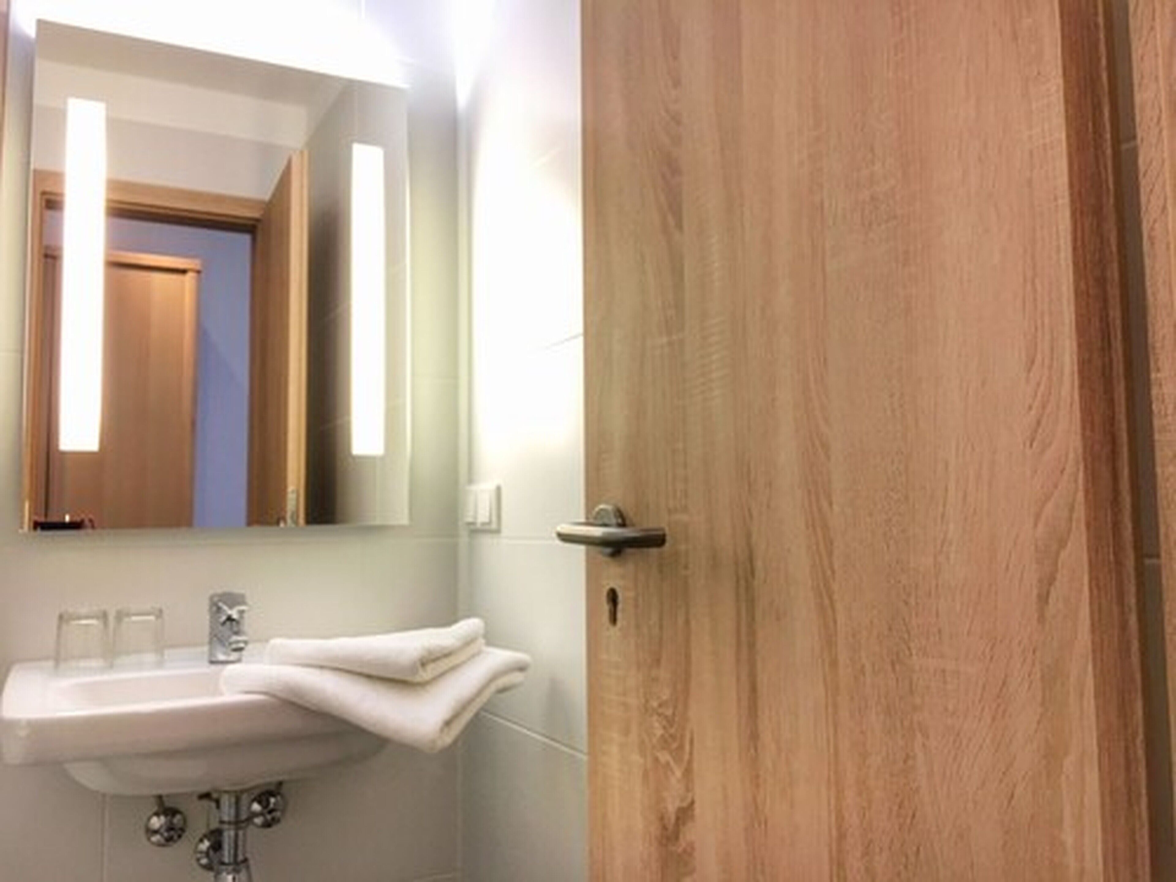 classic double room | bathroom amenities | shower, free toiletries, hair dryer, towels