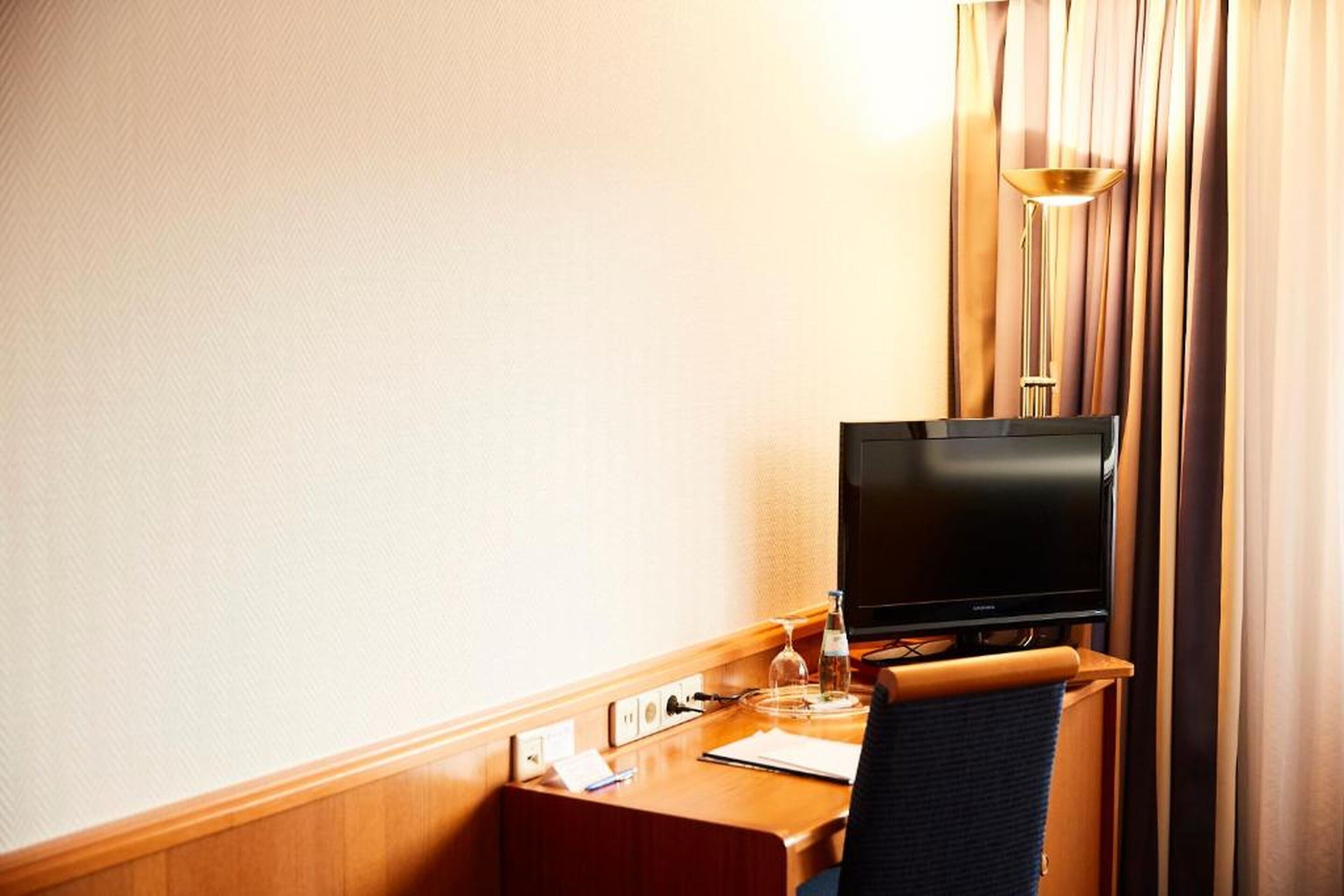 classic single room | hypo-allergenic bedding, in-room safe, desk, laptop workspace