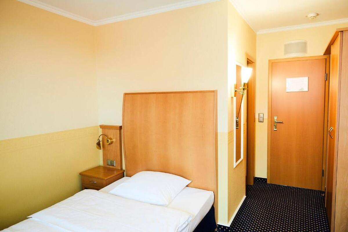 Classic Single Room | Hypo-allergenic bedding available, in-room safe, desk, laptop workspace