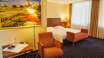 Ropa de cama hipoalergénica y caja de seguridad en la habitación