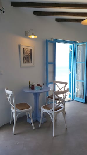 Chambre Triple Élite, vue mer | Restauration dans la chambre