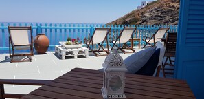 Chambre Triple Premium, vue mer | Terrasse/Patio