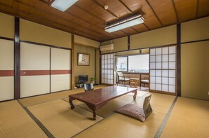 Traditional-Zimmer, Gemeinschaftsbad (Japanese Style with Private Toilet) | Zimmersafe, Bettwäsche