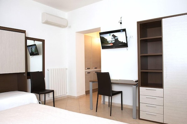 Comfort Room, Accessible | Soundproofing, free cots/infant beds, free WiFi, bed sheets