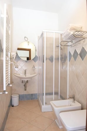 Double or Twin Room, Private Bathroom (External) | Bathroom | Shower, free toiletries, hair dryer, bidet - Il Nespolo Fiorito (Orosei)