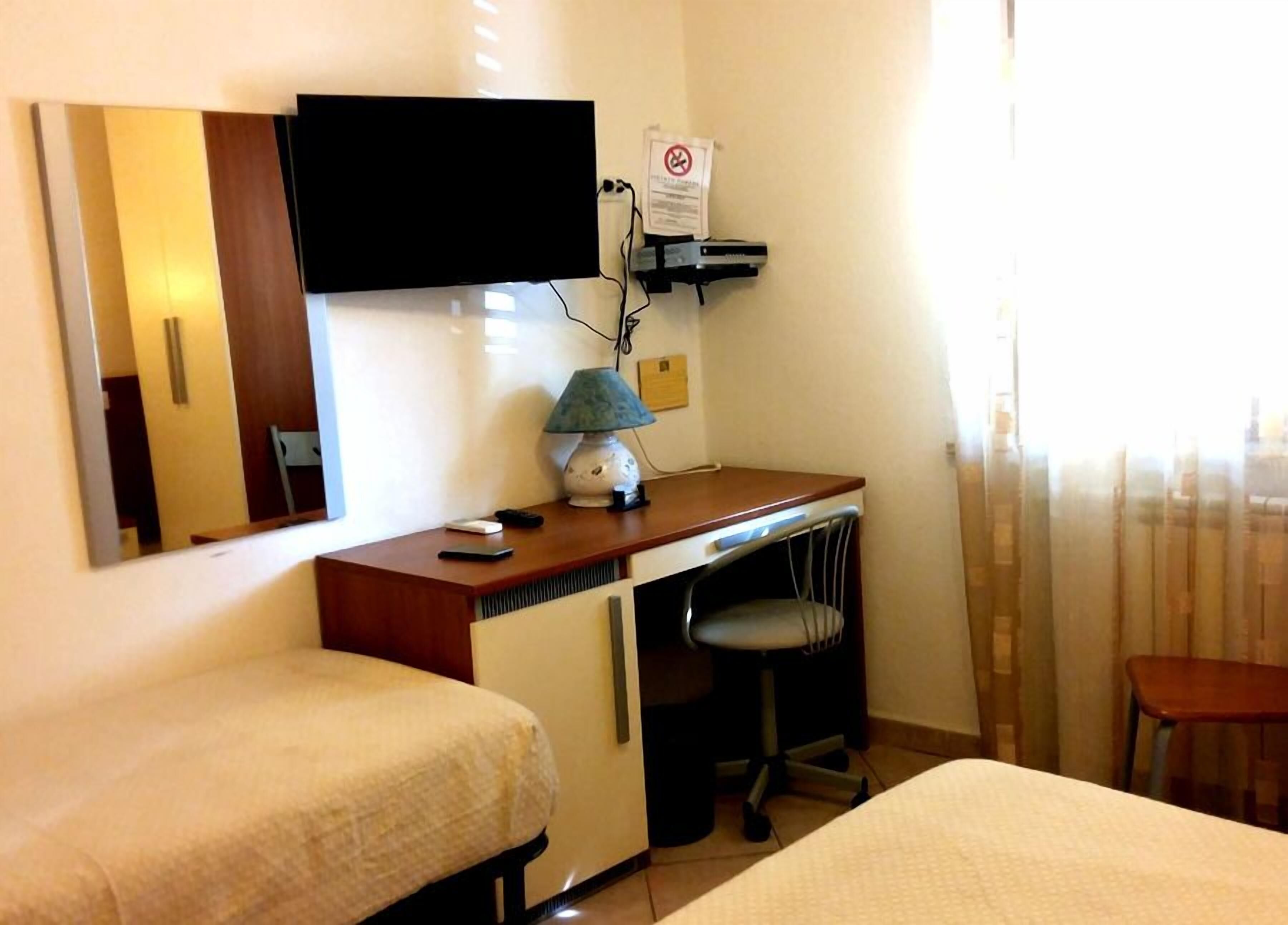 Desk, soundproofing, free cots/infant beds, free WiFi