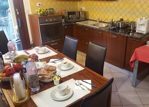 包含每日当地美食早餐