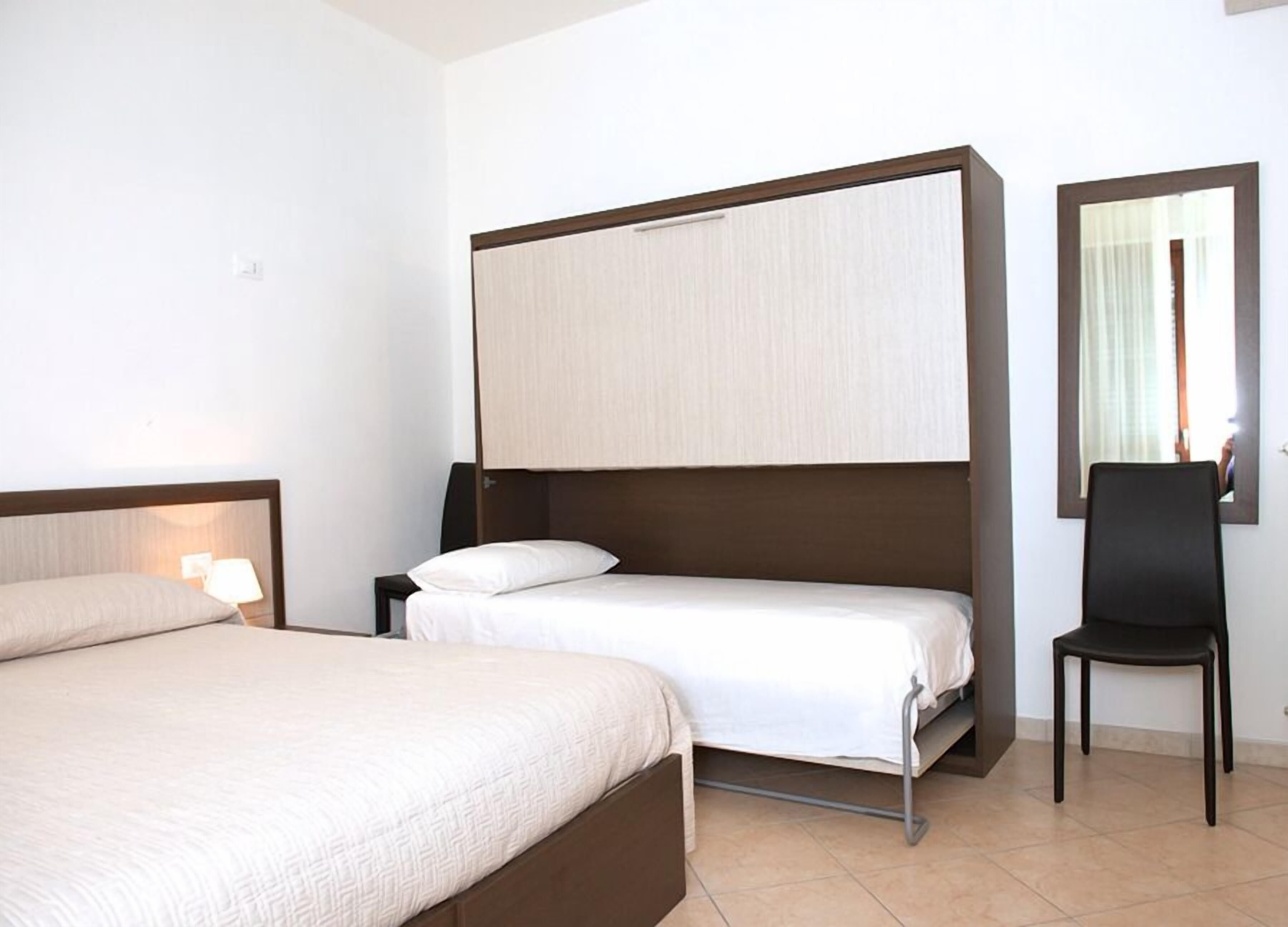 Desk, soundproofing, free cots/infant beds, free WiFi