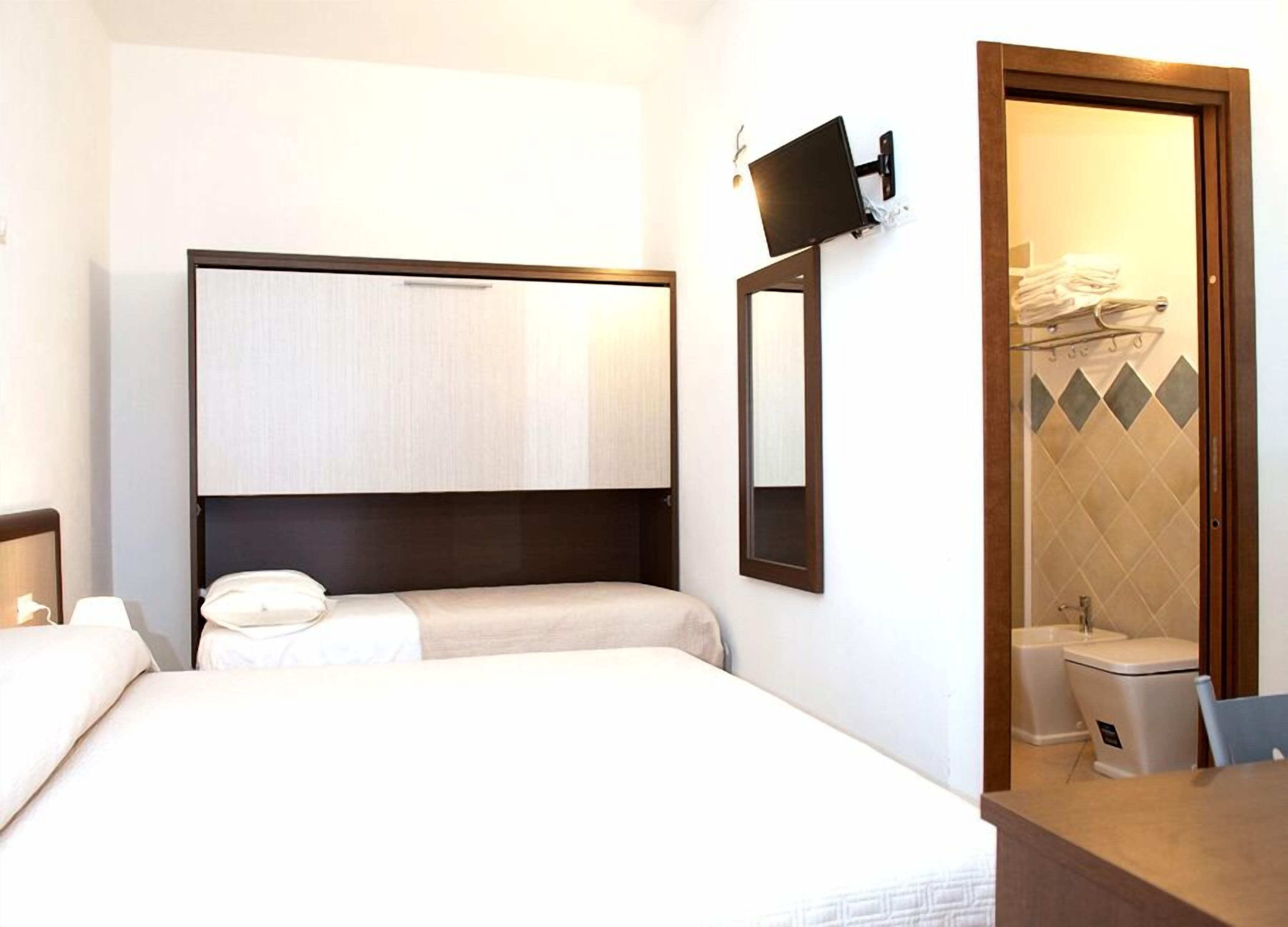 Desk, soundproofing, free cots/infant beds, free WiFi