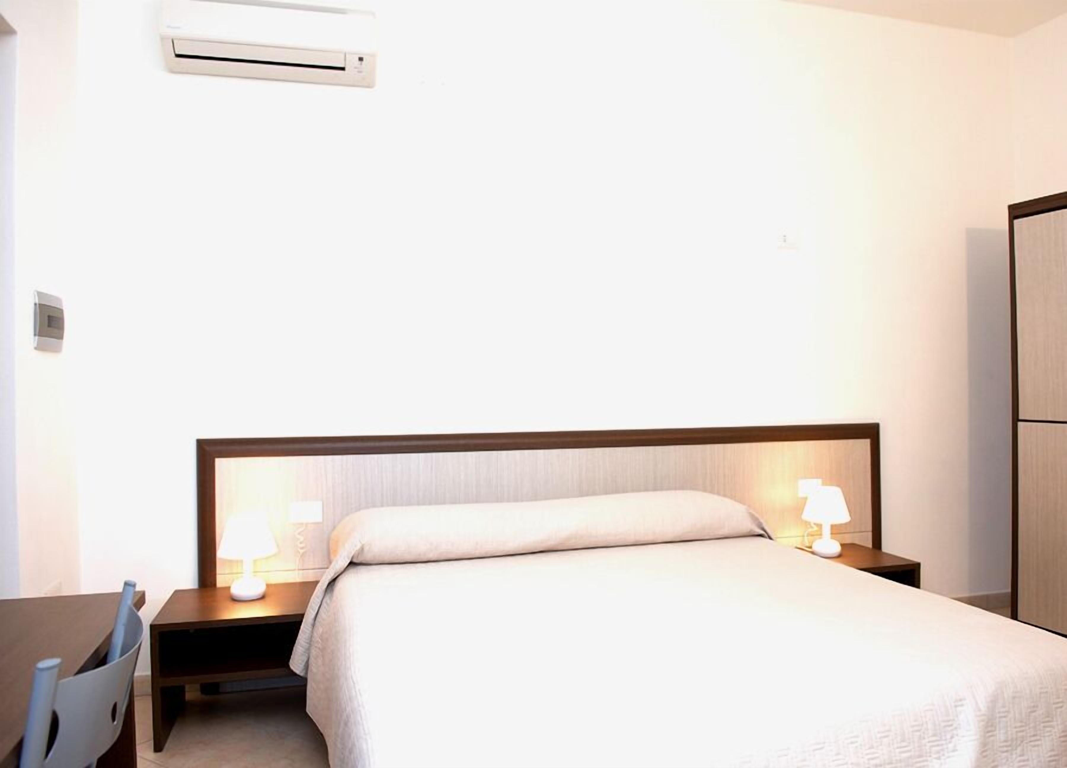 Quarto conforto, acessível | Quartos à prova de som, berços grátis, Wi-Fi de cortesia, roupa de cama