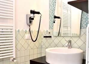 双人房或双床房, 私人浴室 | 卫生间洗手盆