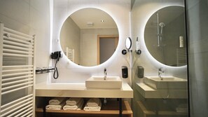 Superior Triple Room | Bathroom | Deep soaking tub, free toiletries, hair dryer, slippers - Hotel Diplomat (Zagreb)