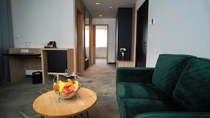 Deluxe dubbelrum eller tvåbäddsrum | Minibar, värdeförvaringsskåp på rummet, skrivbord och gratis wi-fi
