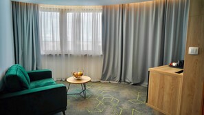 Minibar, coffres-forts dans les chambres, bureau, Wi-Fi gratuit