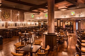 Bar (on property) - Hotel Diplomat (Zagreb)