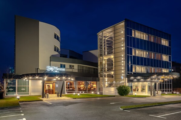 Fassade der Unterkunft – Abend/Nacht