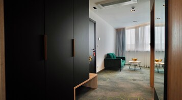 Dobbelt- eller tomannsrom – deluxe | Minibar, safe på rommet, skrivebord og wi-fi (inkludert)