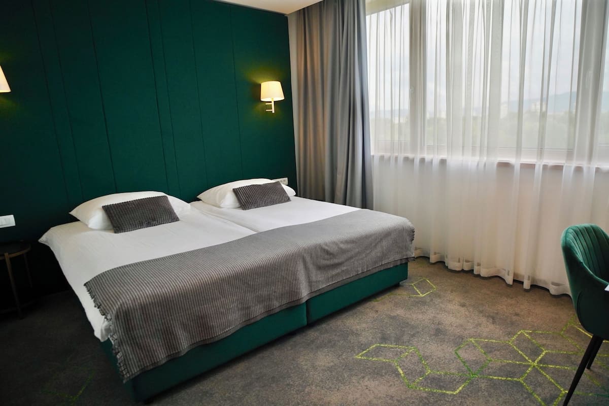 Deluxe dubbelrum eller tvåbäddsrum | Minibar, värdeförvaringsskåp på rummet, skrivbord och gratis wi-fi