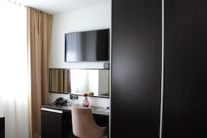 Habitación estándar con 1 cama matrimonial o 2 individuales | Minibar, caja de seguridad en la habitación, escritorio y wifi gratis