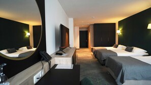 Minibar, in-room safe, desk, free WiFi - Hotel Diplomat (Zagreb)